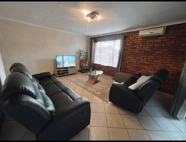 4 BEDROOM HOUSE FOR SALE IN VAN RIEBEECK PARK